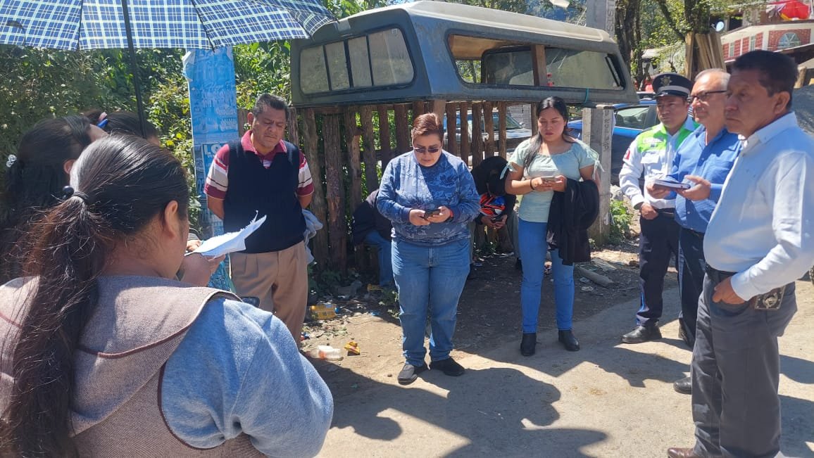 Cierran carretera en Mixtla de Altamirano; exigen maestro para Telebachillerato