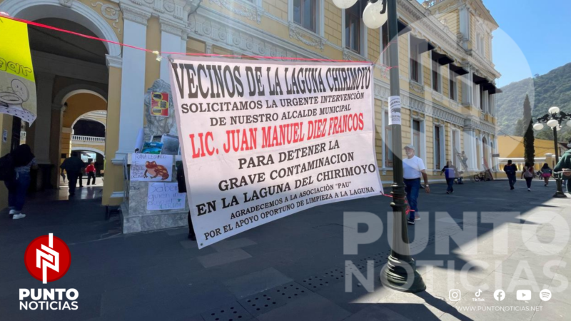 Vecinos de la Unidad Jardín protestan en el Palacio Municipal de Orizaba