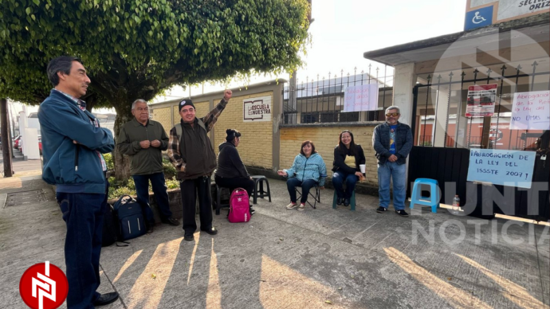 Docentes de la CNTE “Boicotean” Consejo Técnico en el CAM en Protesta Contra la Reforma a la Ley del ISSSTE