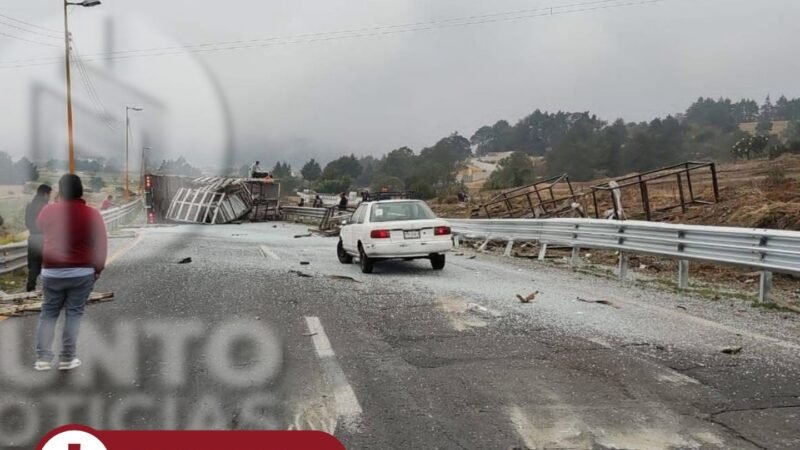 Cierran autopista Orizaba-Puebla por volcadura de tráiler