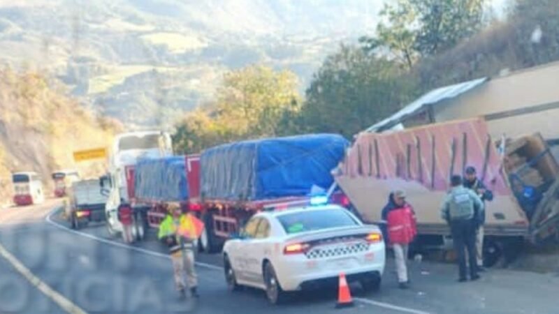 Chofer muere prensado en choque por alcance en la autopista Puebla-Orizaba