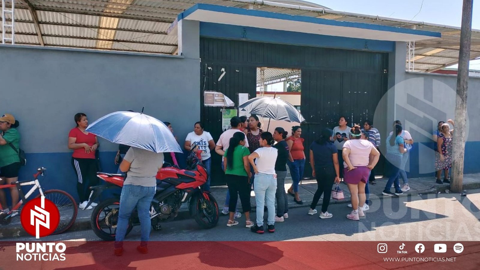 Padres exigen docente y denuncian problemas administrativos en escuela de Atzacan