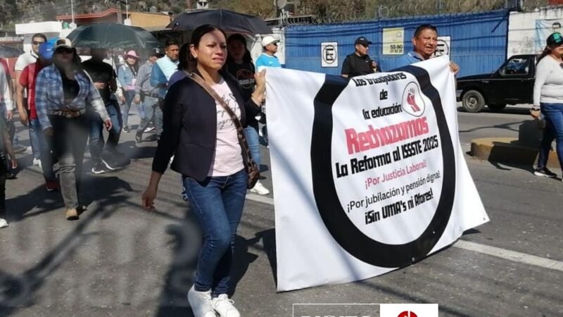 Más de 2 mil maestros de la región de las Altas Montañas participan en Mega Marcha en Orizaba