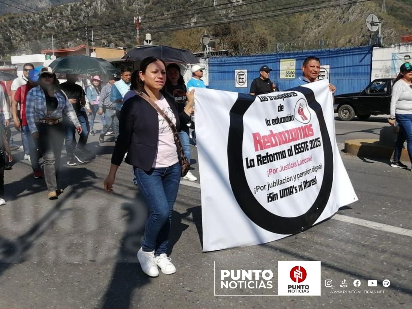 Más de 2 mil maestros de la región de las Altas Montañas participan en Mega Marcha en Orizaba