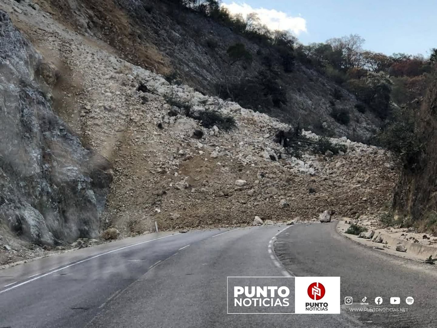 Derrumbe en la autopista Tehuacán-Oaxaca provoca cierre total