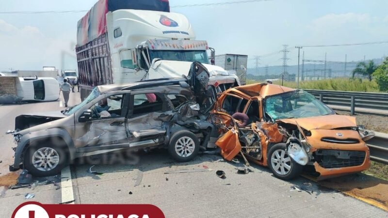 CIERRE DE CIRCULACIÓN VEHÍCULAR, CHOQUE POR ALCANCE MÚLTIPLE EN LA AUTOPISTA CÓRDOBA-ORIZABA.