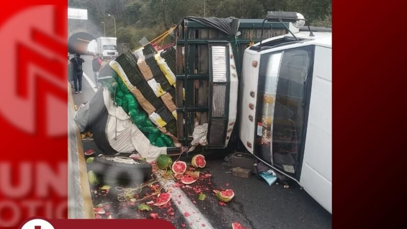 CIERRE PARCIAL DE CIRCULACIÓN POR VOLCADURA DE CAMIONETA EN LAS CUMBRES DE MALTRATA.