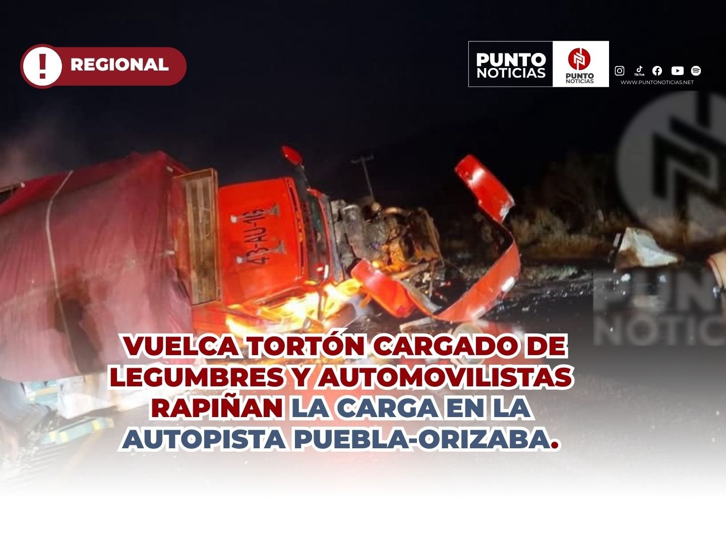 VUELCA TORTÓN CARGADO DE LEGUMBRES Y AUTOMOVILISTAS RAPIÑAN LA CARGA EN LA AUTOPISTA PUEBLA-ORIZABA.