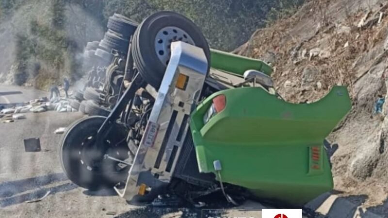 Vuelca tráiler en las Cumbres de Maltrata; cierre parcial de circulación