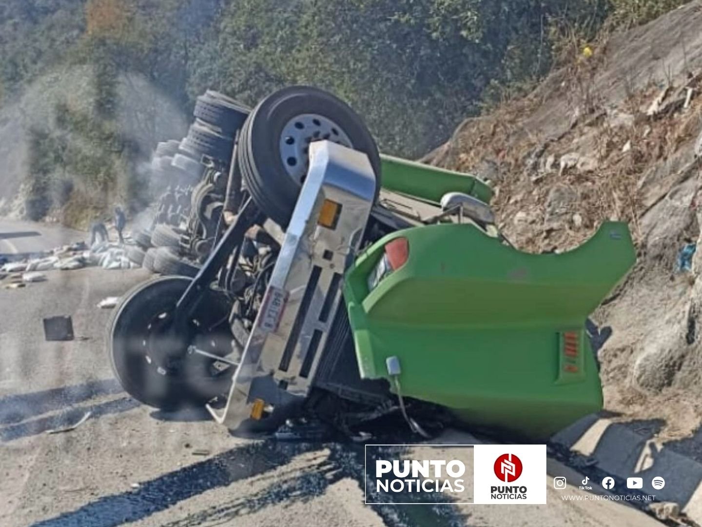 Vuelca tráiler en las Cumbres de Maltrata; cierre parcial de circulación