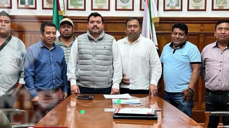 Militantes de Atlahuilco acusan de traición al tesorero priista y candidato de Morena