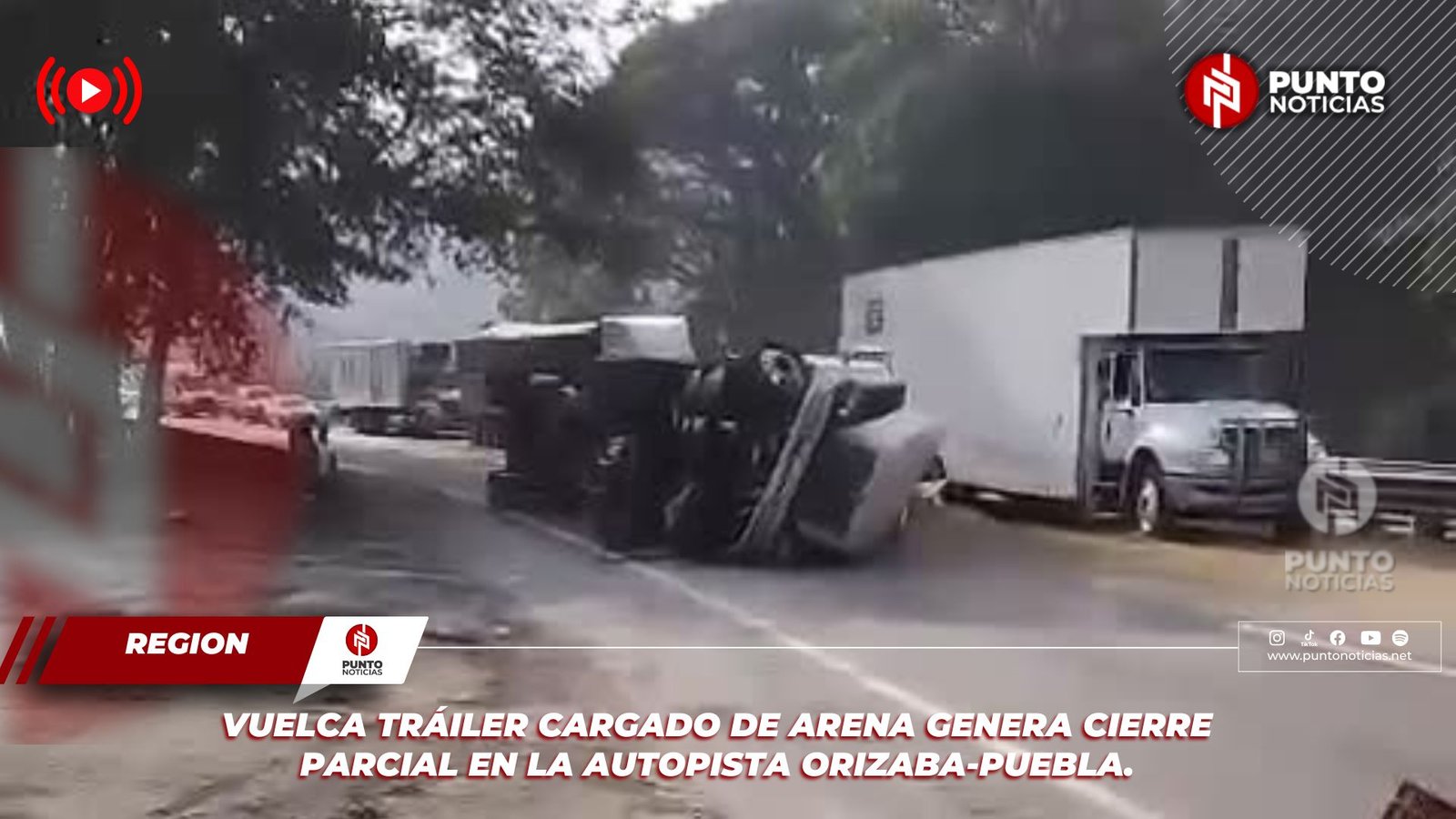 VUELCA TRÁILER CARGADO DE ARENA GENERA CIERRE PARCIAL EN LA AUTOPISTA ORIZABA-PUEBLA.