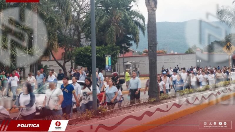 Multitudinario cierre de campaña de Antonio May reúne a simpatizantes vestidos de azul y blanco