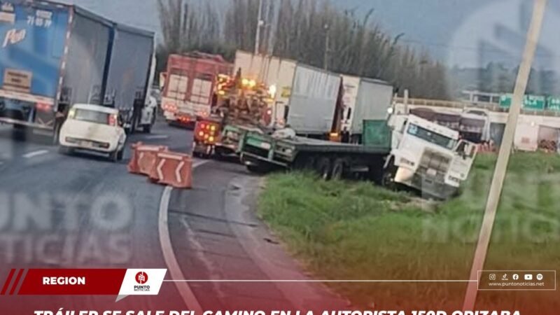 Tráiler se sale del camino en la autopista 150D Orizaba-Puebla; no hay lesionados
