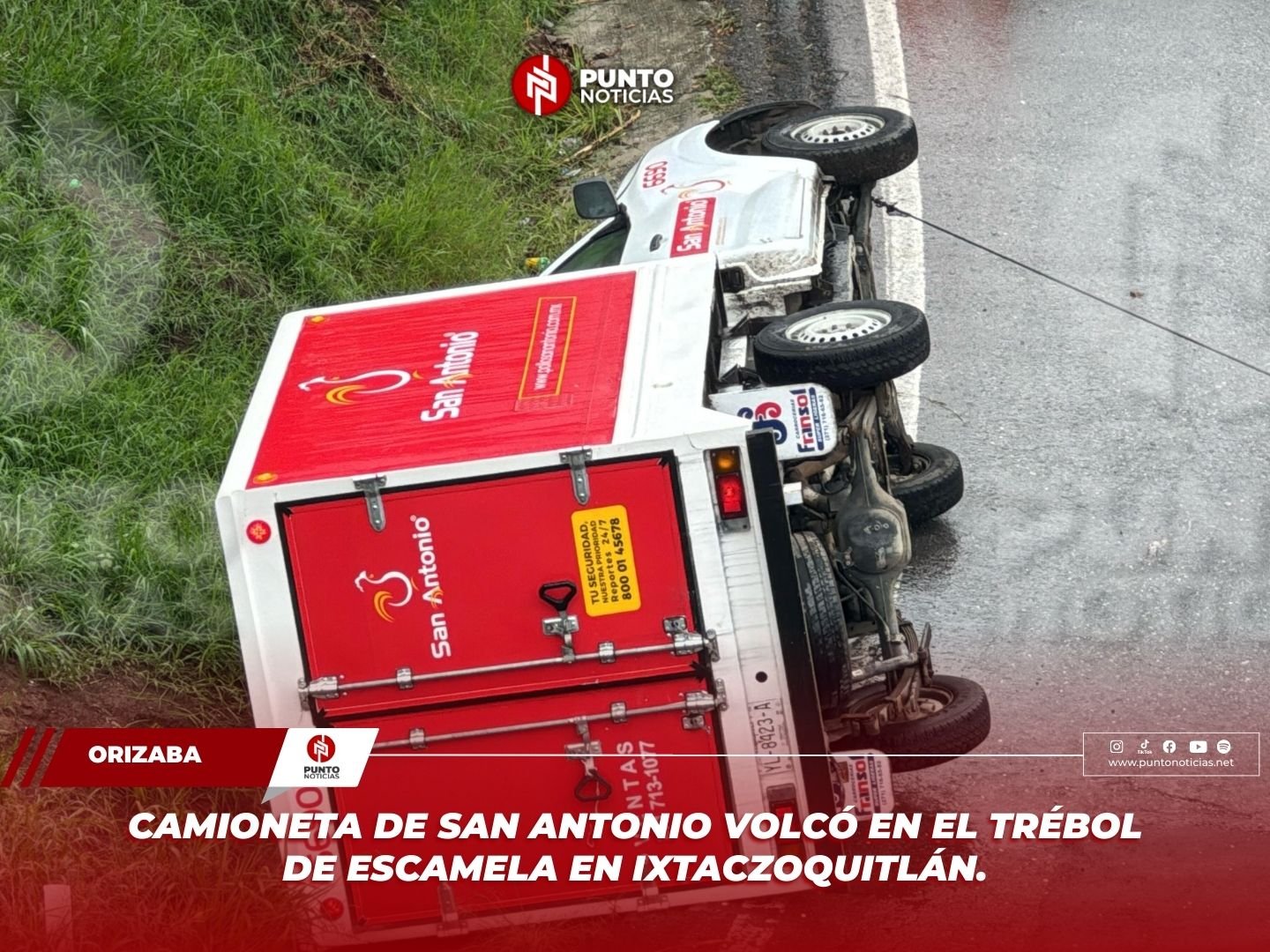 CAMIONETA DE SAN ANTONIO VOLCÓ EN EL TRÉBOL DE ESCAMELA EN IXTACZOQUITLÁN.