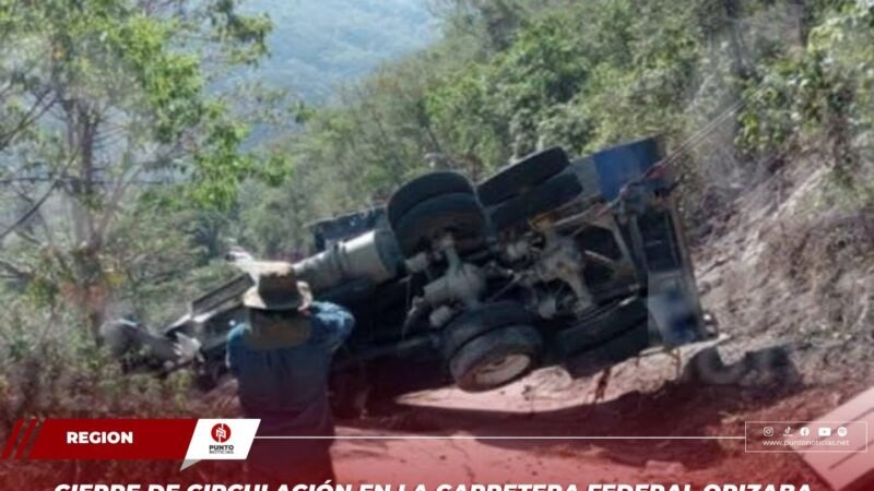 Cierre de circulación en la carretera federal Orizaba-Zongolica por maniobras de grúa