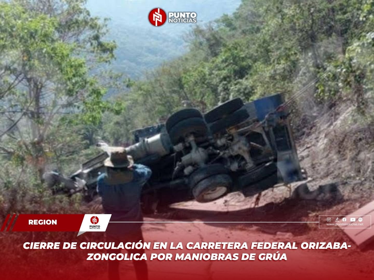 Cierre de circulación en la carretera federal Orizaba-Zongolica por maniobras de grúa