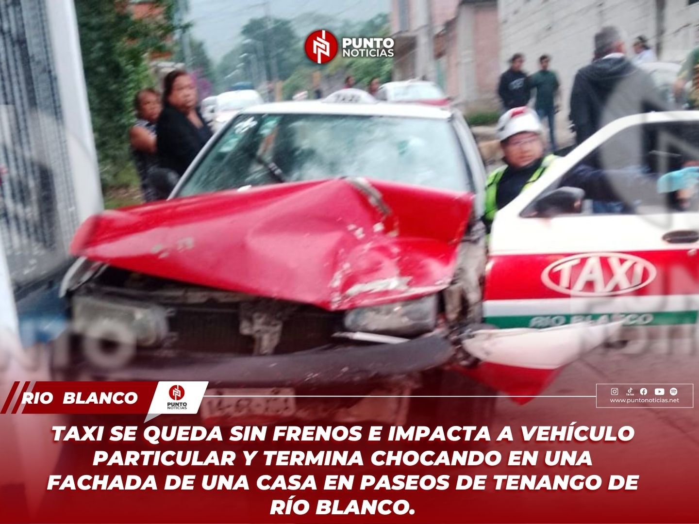 TAXI SE QUEDA SIN FRENOS E IMPACTA A VEHÍCULO PARTICULAR Y TERMINA CHOCANDO EN UNA FACHADA DE UNA CASA EN PASEOS DE TENANGO DE RÍO BLANCO.