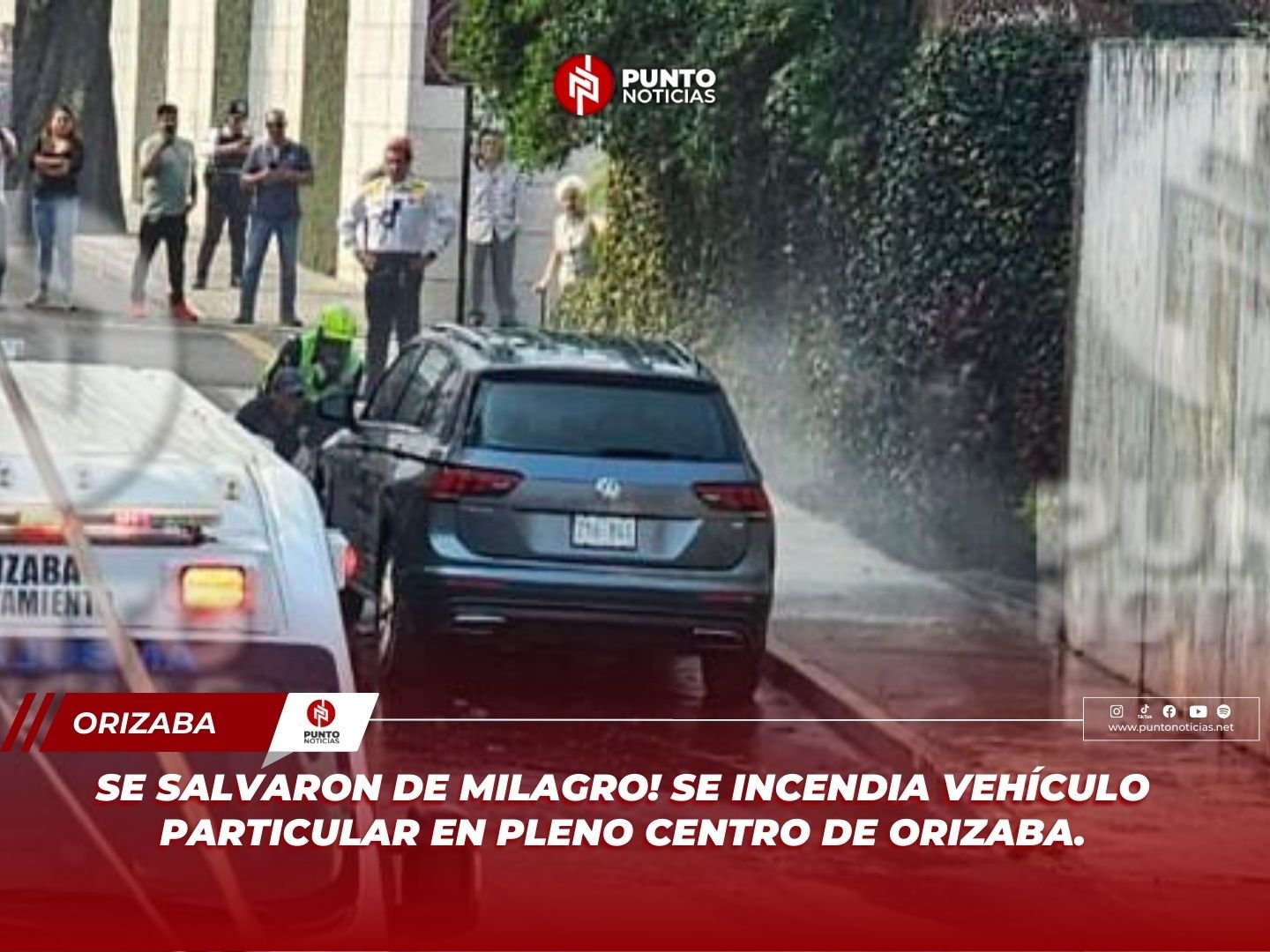 SE SALVARON DE MILAGRO! SE INCENDIA VEHÍCULO PARTICULAR EN PLENO CENTRO DE ORIZABA.