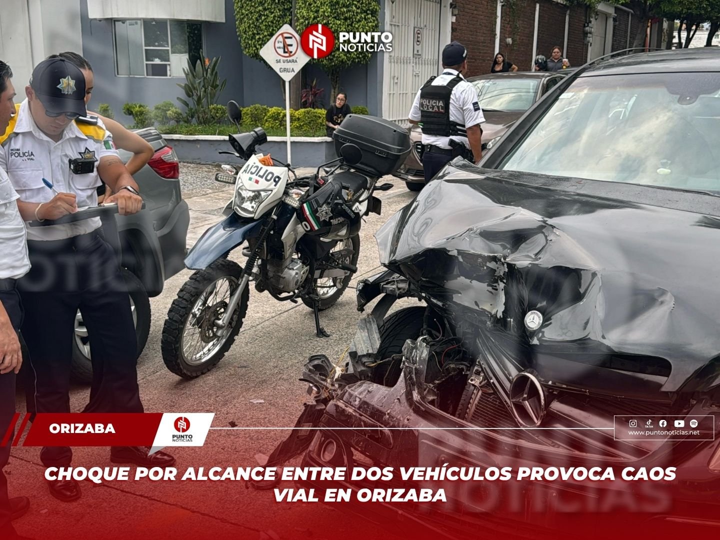 Choque por alcance entre dos vehículos provoca caos vial en Orizaba