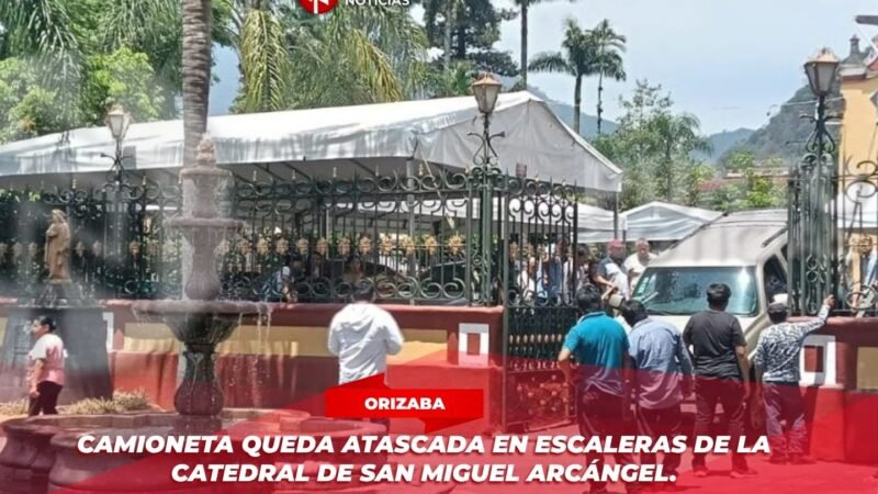 Camioneta queda atascada en escaleras de la Catedral de San Miguel Arcángel.
