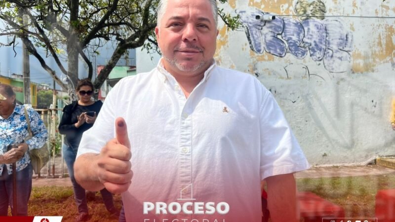 Toño May emite su voto en Río Blanco y llama a participar con responsabilidad en la jornada electoral