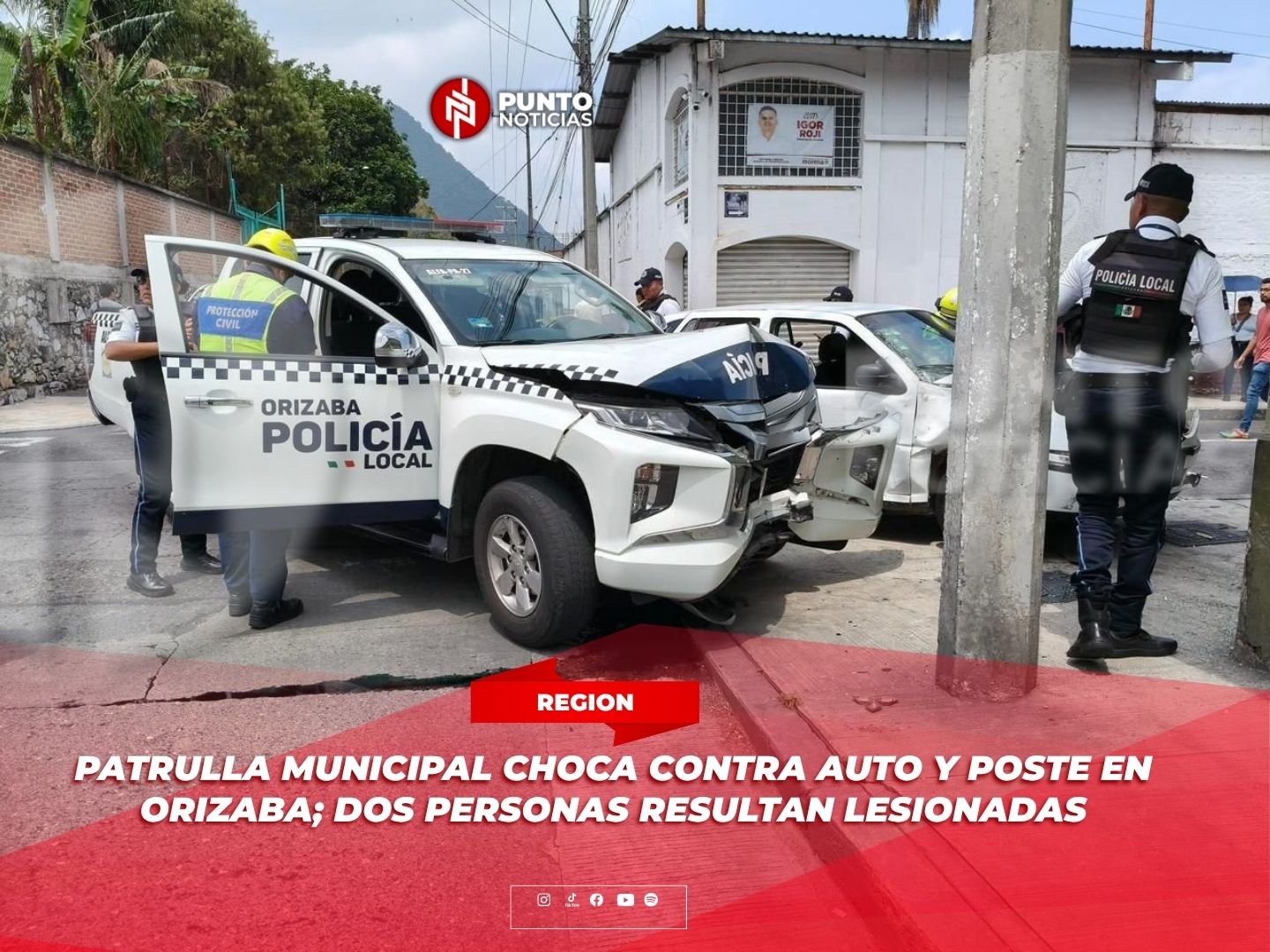 Patrulla municipal choca contra auto y poste en Orizaba; dos personas resultan lesionadas