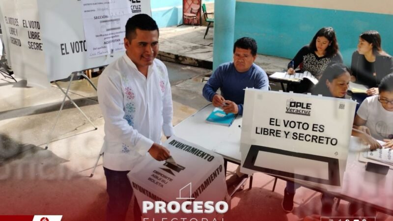 Libni Zuriel de la Cruz emite su voto y llama a la participación ciudadana