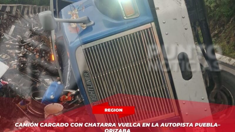 Camión Cargado con Chatarra Vuelca en la Autopista Puebla–Orizaba