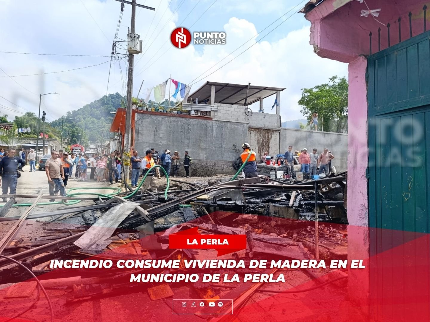 Incendio consume vivienda de madera en el municipio de La Perla