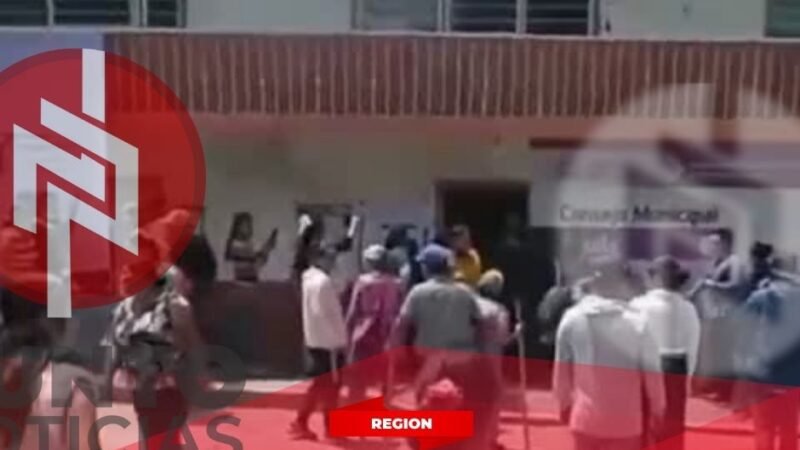 Pobladores incendian paquetería electoral en oficinas del OPLE en Aquila