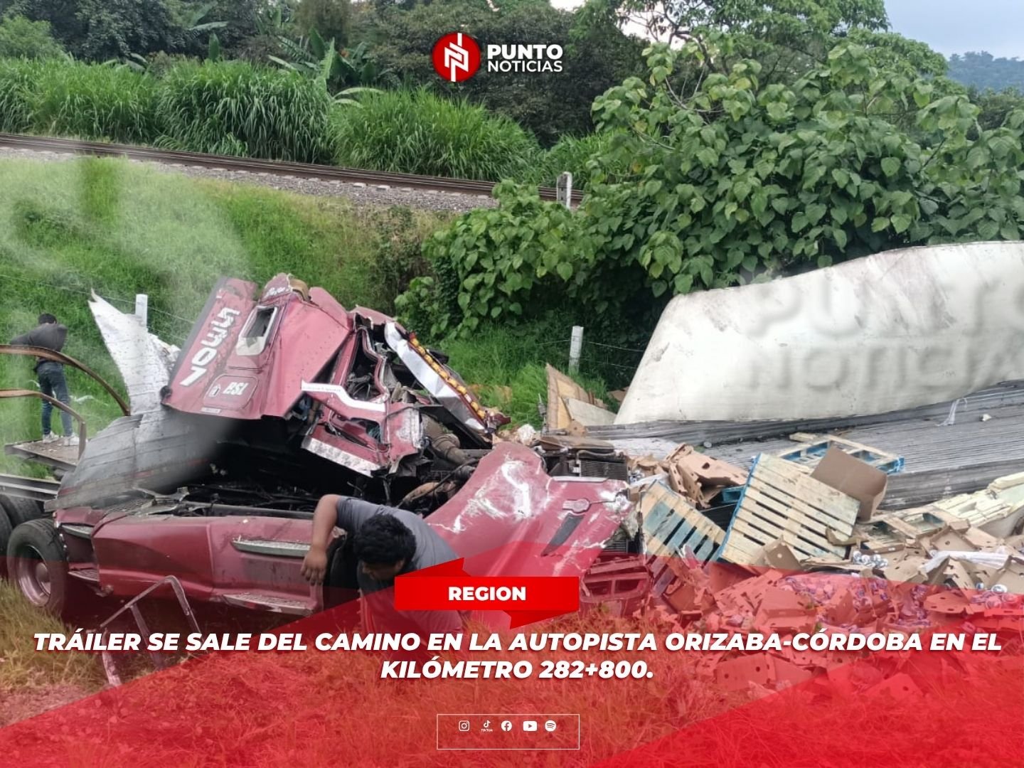 Tráiler se sale del camino en la autopista Orizaba-Córdoba en el kilómetro 282+800.