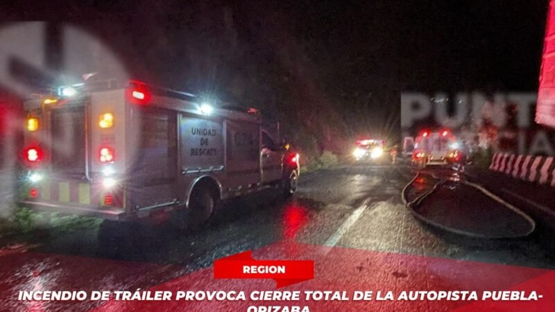 Incendio de Tráiler provoca cierre total de la autopista Puebla-Orizaba.