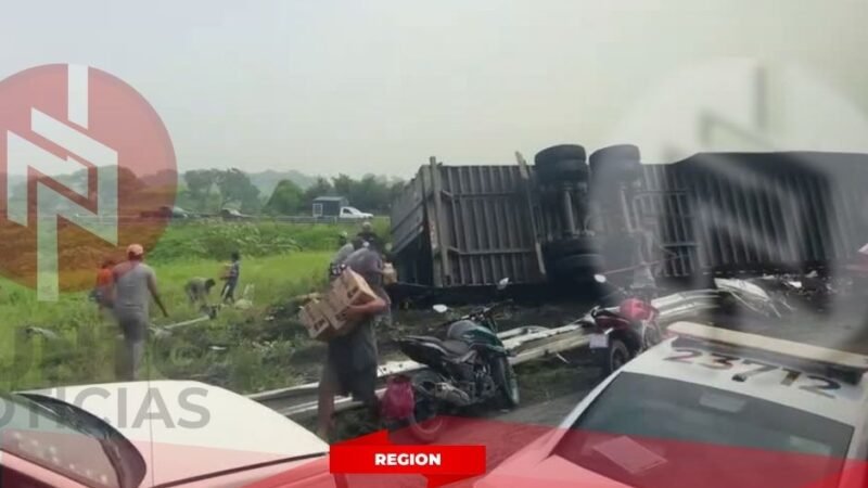 SE VOLTEA TRÁILER FULL CARGADO DE CERVEZA Y RAPIÑAN LA CARGA EN LA AUTOPISTA TINAJA-VERACRUZ.