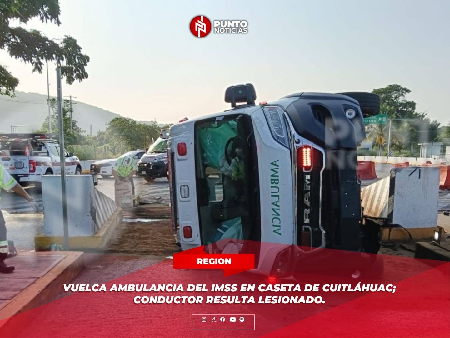 Vuelca ambulancia del IMSS en Caseta de Cuitláhuac; conductor resulta lesionado.