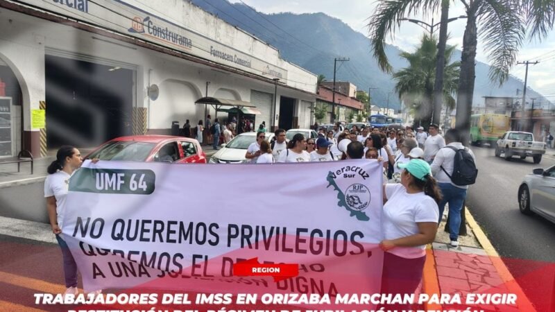 Trabajadores del IMSS en Orizaba marchan para exigir restitución del Régimen de Jubilación y Pensión