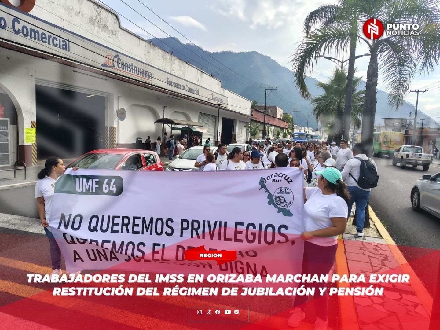Trabajadores del IMSS en Orizaba marchan para exigir restitución del Régimen de Jubilación y Pensión