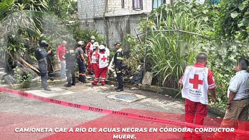 Camioneta cae a río de aguas negras en Córdoba; conductor muere.