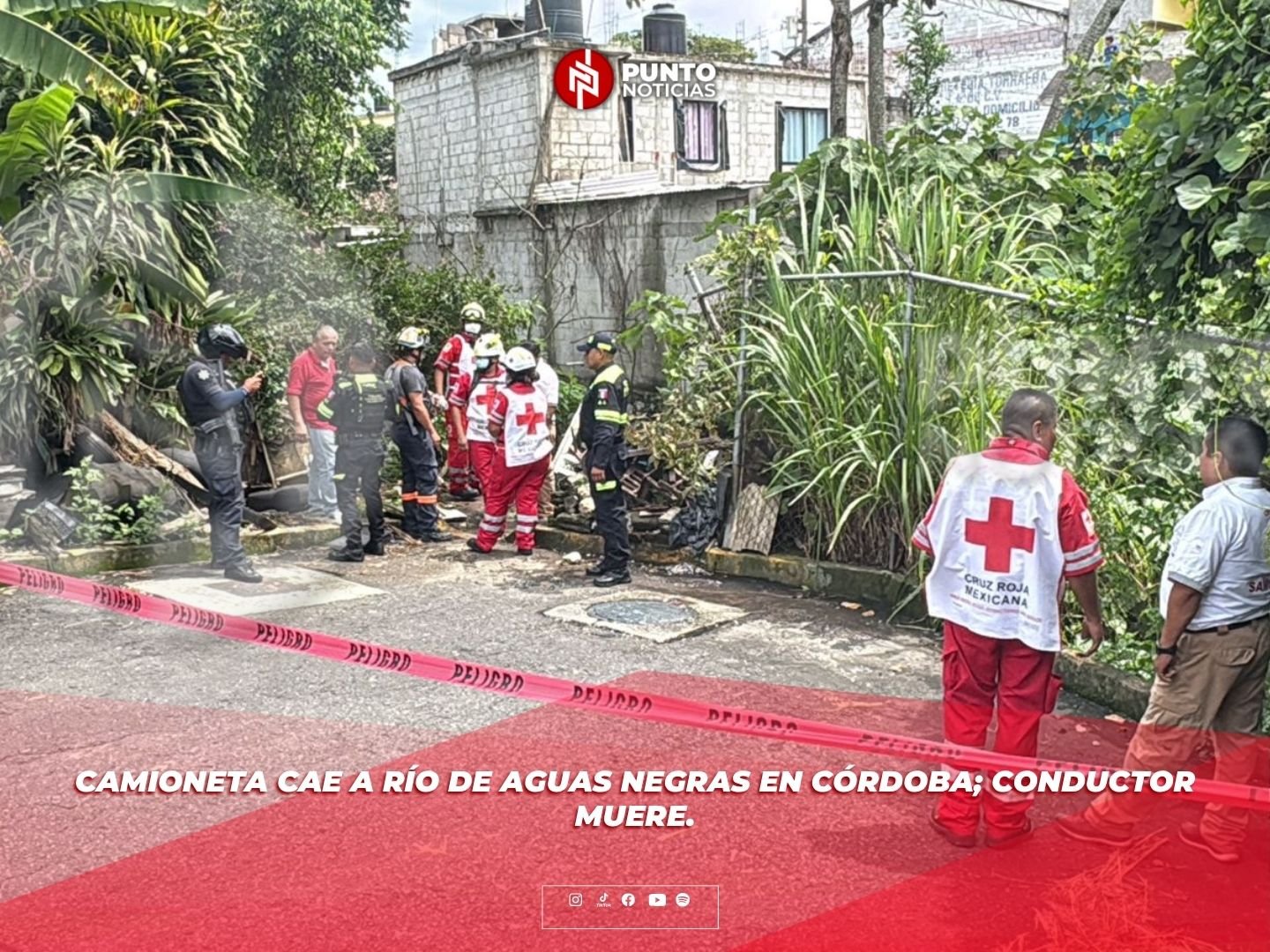 Camioneta cae a río de aguas negras en Córdoba; conductor muere.