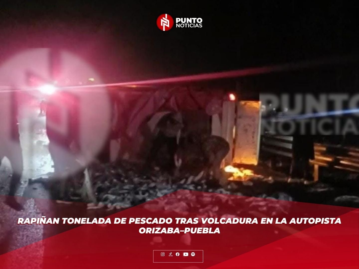 Rapiñan tonelada de pescado tras volcadura en la autopista Orizaba–Puebla