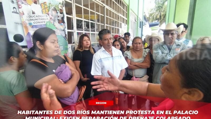Habitantes de Dos Ríos mantienen protesta en el palacio municipal; exigen reparación de drenaje colapsado