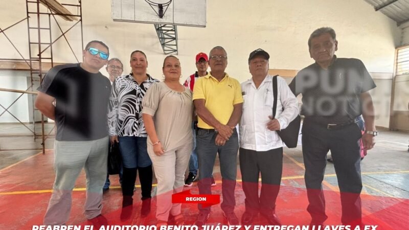 Reabren el Auditorio Benito Juárez y entregan llaves a ex obreros de la Fábrica de Río Blanco