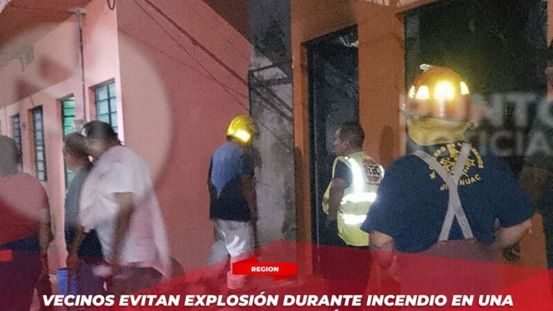 Vecinos evitan explosión durante incendio en una vivienda en Cuitláhuac.