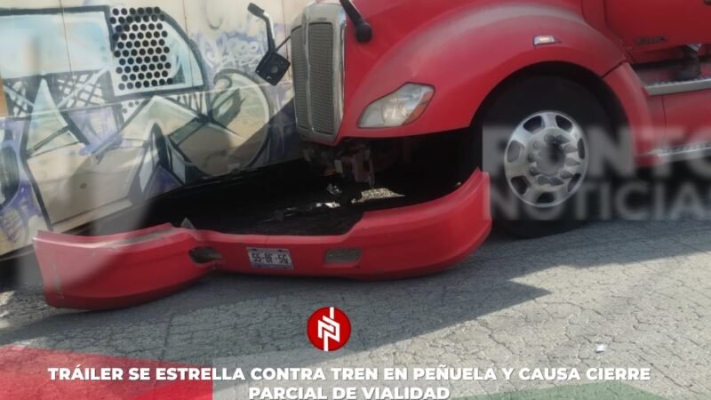 Tráiler se estrella contra tren en Peñuela y causa cierre parcial de vialidad