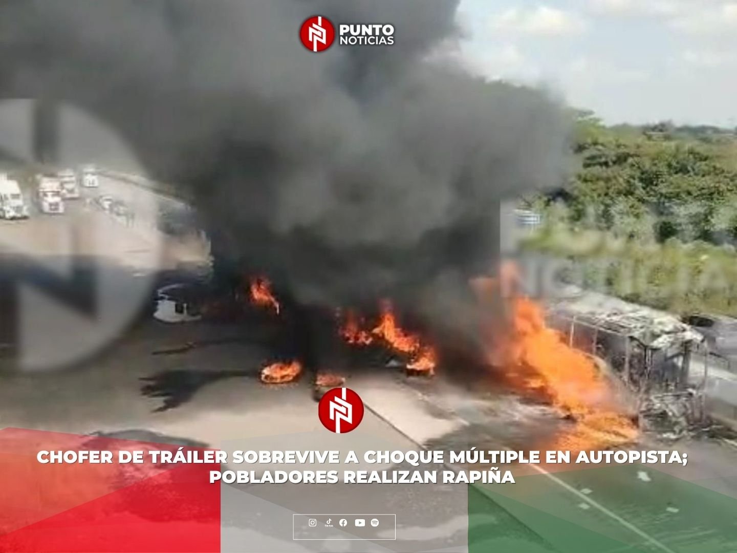 Chofer de tráiler sobrevive a choque múltiple en autopista; pobladores realizan rapiña