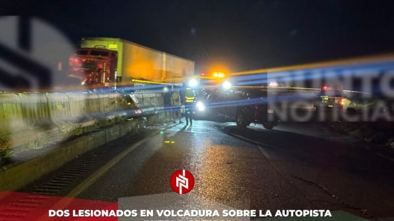 Dos lesionados en volcadura sobre la autopista Puebla-Orizaba.