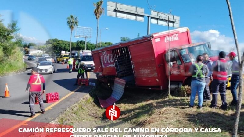 Camión refresquero sale del camino en Córdoba y causa cierre parcial de autopista.