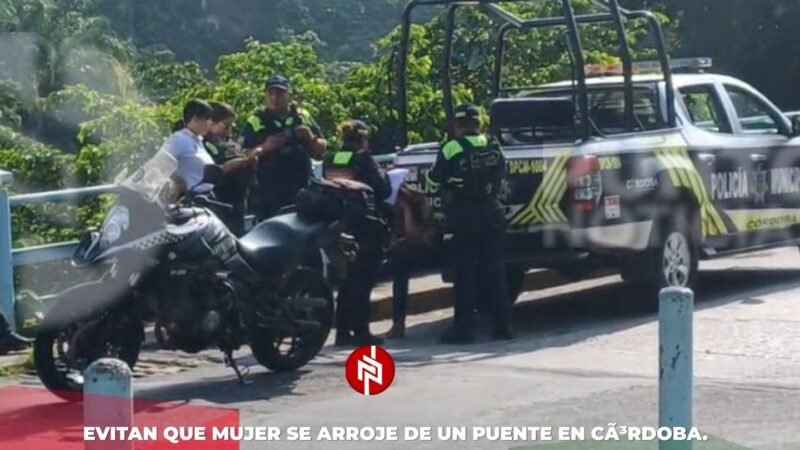 Evitan que mujer se arroje de un puente en Córdoba.