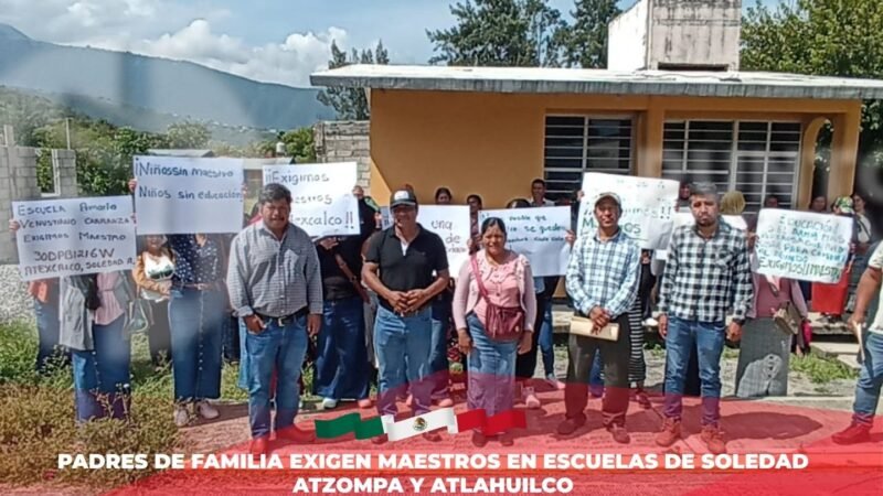 Padres de familia exigen maestros en escuelas de Soledad Atzompa y Atlahuilco