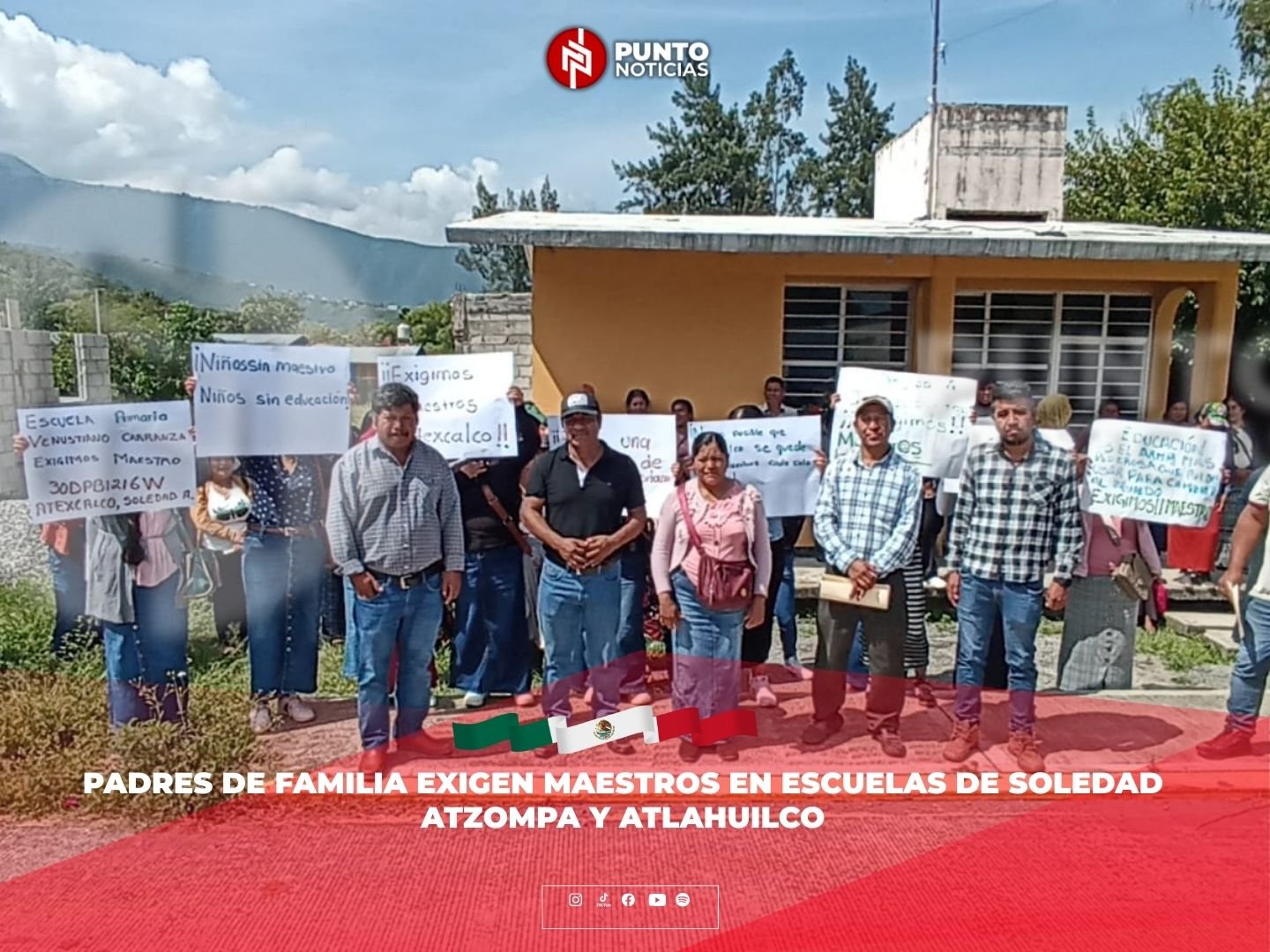 Padres de familia exigen maestros en escuelas de Soledad Atzompa y Atlahuilco